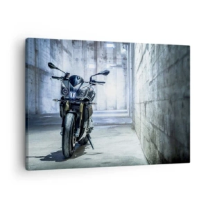 Vászonkép - Modern motorkerékpár ipari belső térben - 70x50cm - Mielőtt felbőg a motor - Modern fali dekoráció nappalihoz és hálószobához ARTTOR