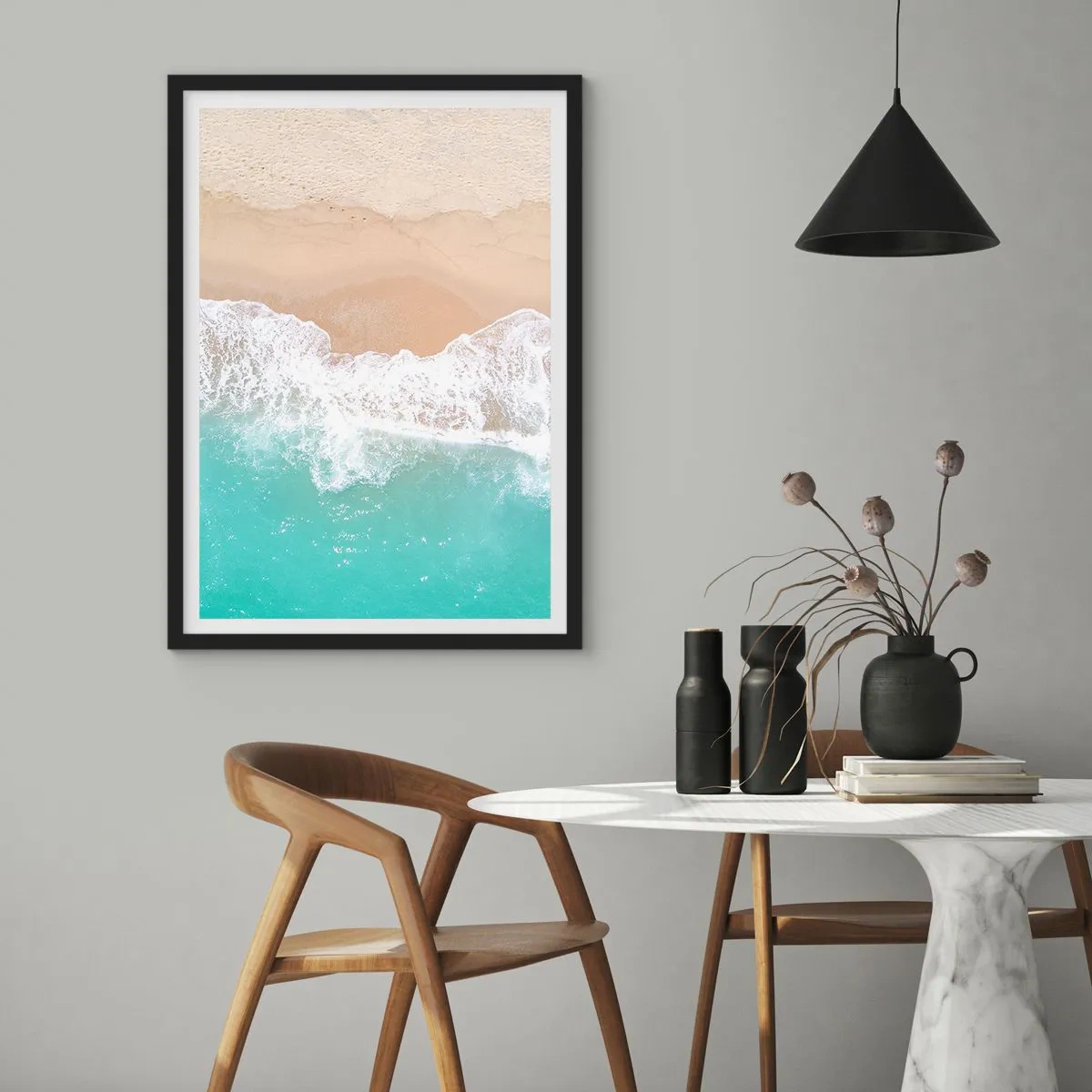 Poszter fehér keretben - Egy strand, ahonnan kilátás nyílik a tenger hullámaira és az aranyló homokra - 50x70cm - Simogató érintés - Modern fali dekoráció nappalihoz és hálószobához ARTTOR