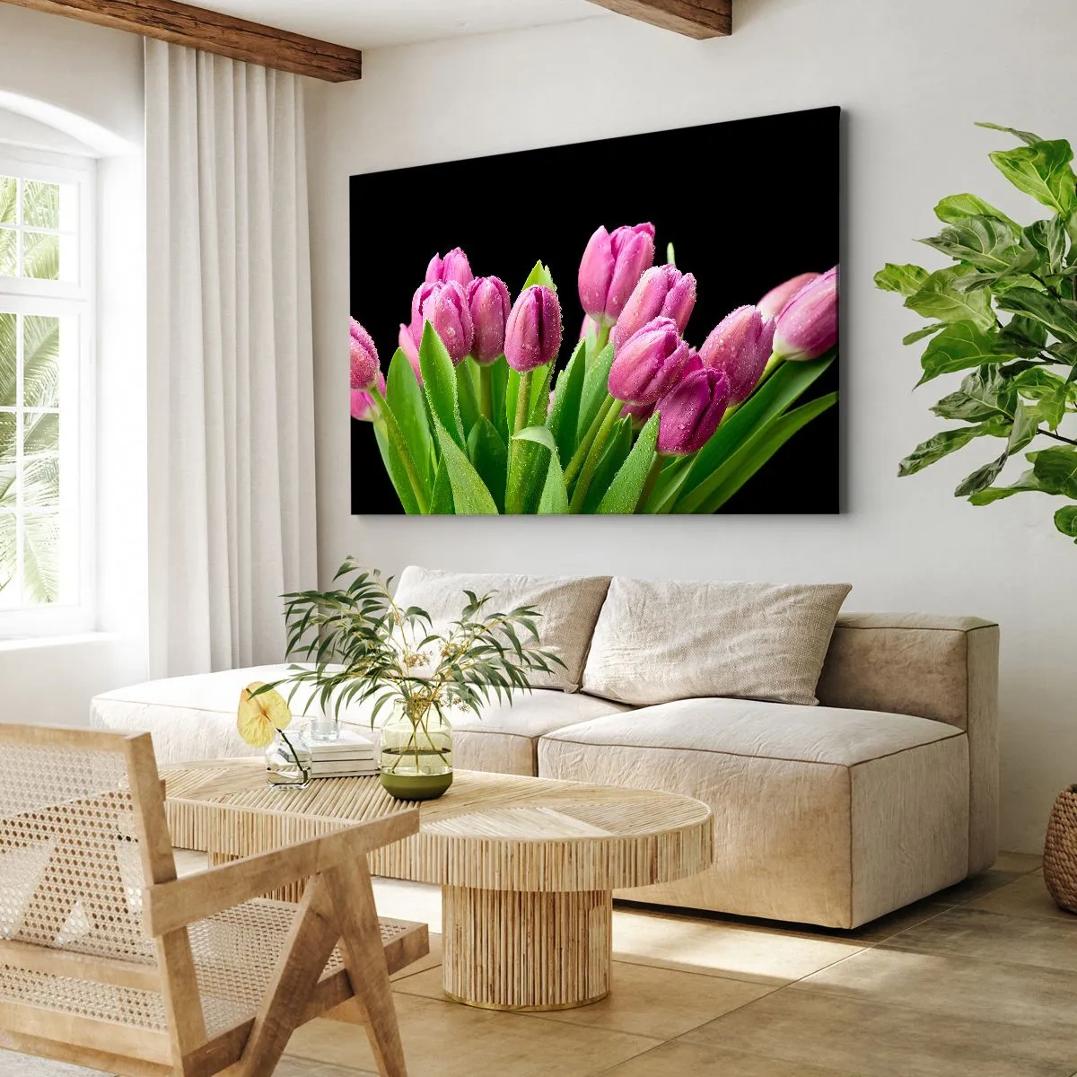 Vászonkép - Rózsaszín tulipánok harmatcseppekkel fekete alapon - 70x50cm - Lila tavaszi öröm - Modern fali dekoráció nappalihoz és hálószobához ARTTOR