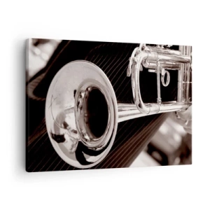 Vászonkép - Egy ezüst trombita közeli képe elegáns szövet háttér előtt. - 70x50cm - Zenei utazás az 1930-as évekbe - Modern fali dekoráció nappalihoz és hálószobához ARTTOR