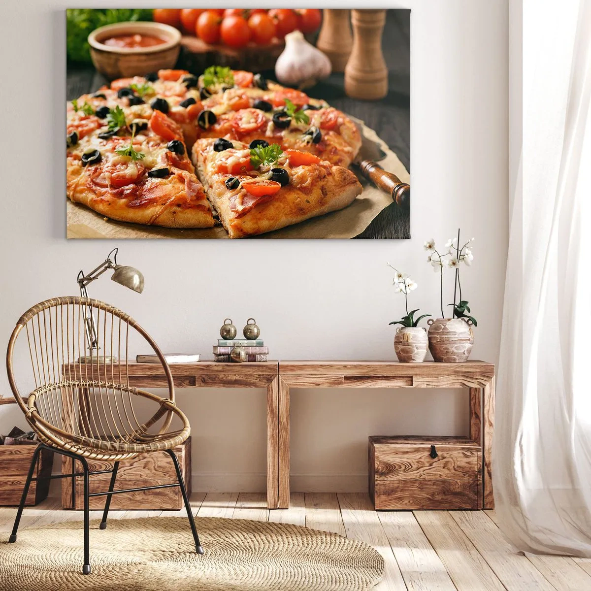 Vászonkép - Pizza paradicsommal, olajbogyóval és friss fűszernövényekkel az asztalon - 70x50cm - Ismét megúsztad - Modern fali dekoráció nappalihoz és hálószobához ARTTOR