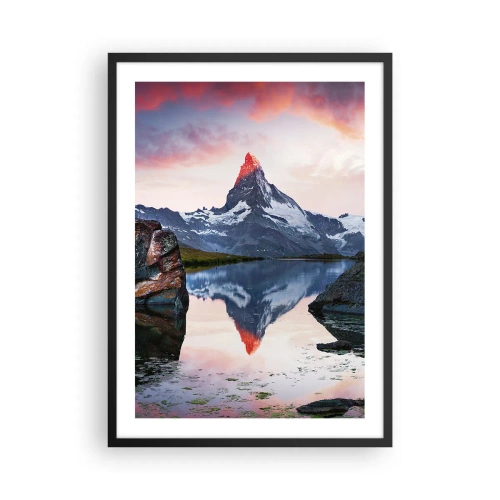 Poszter fehér keretben - Egy hegy tükröződik egy tóban naplementekor - 50x70cm - A hegyek szíve forró - Modern fali dekoráció nappalihoz és hálószobához ARTTOR