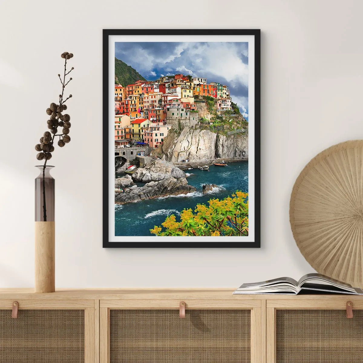Poszter fehér keretben - Színes házak a sziklákon a tengerparton egy festői városban - 50x70cm - Egy csoport a sziklákra simulva - Modern fali dekoráció nappalihoz és hálószobához ARTTOR