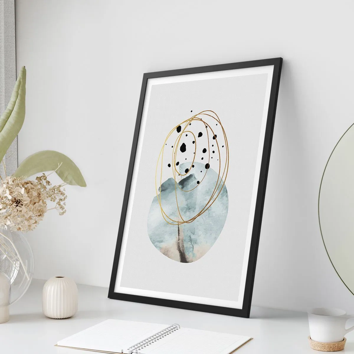 Poszter fehér keretben - Minimalista absztrakció arany és kék akcentusokkal - 50x70cm - Az ölelő térben - Modern fali dekoráció nappalihoz és hálószobához ARTTOR