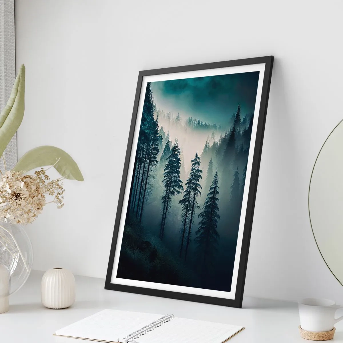 Poszter fehér keretben - Sötét erdő, ködbe burkolózik - 50x70cm - Hegyi reggel - Modern fali dekoráció nappalihoz és hálószobához ARTTOR