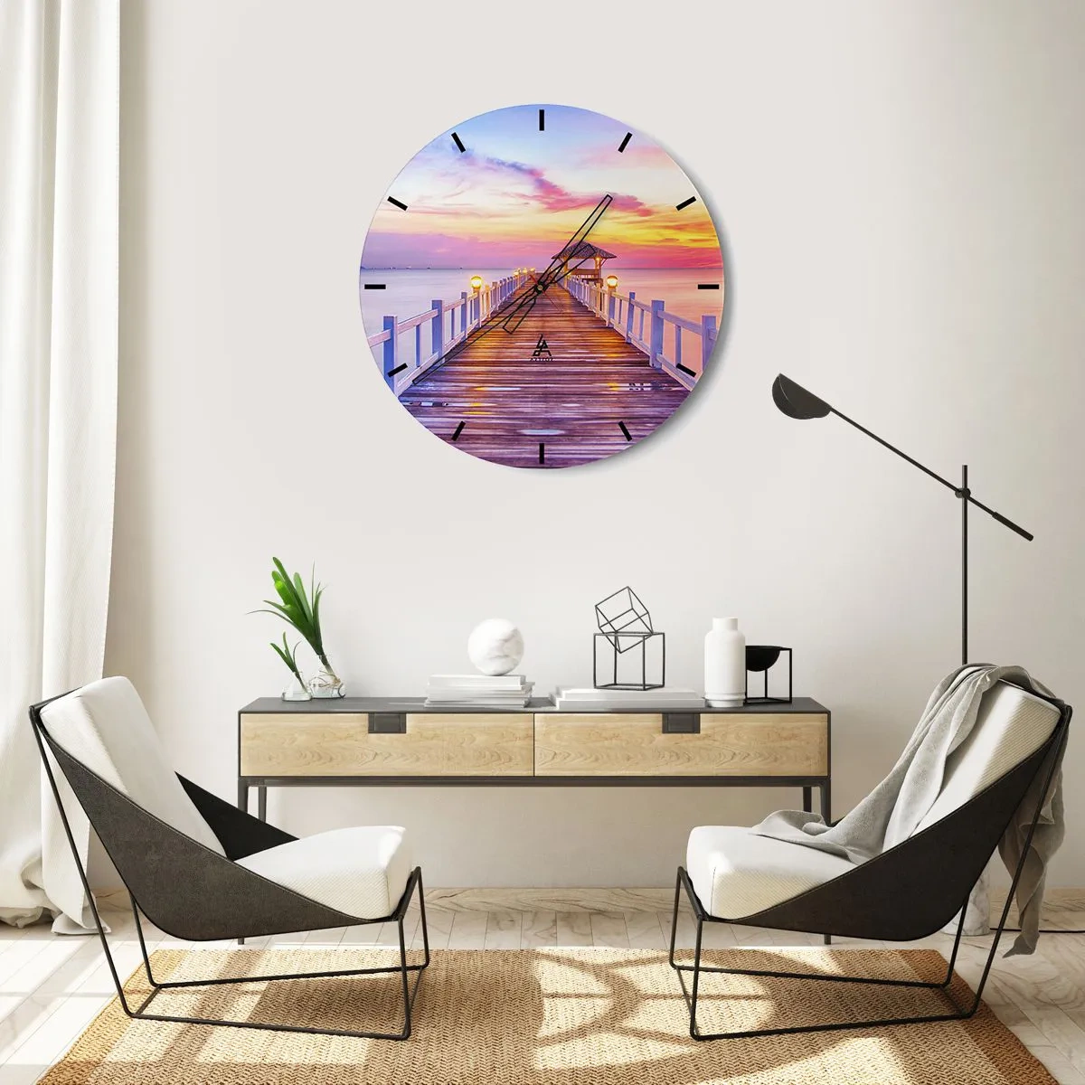 Falióra, Óra - Egy tengerparti móló, melynek pavilonját a naplemente meleg színei világítják meg. - 30x30cm - Az est lilás-arany csendje - Modern fali dekoráció nappalihoz, konyhához és hálószobához ARTTOR