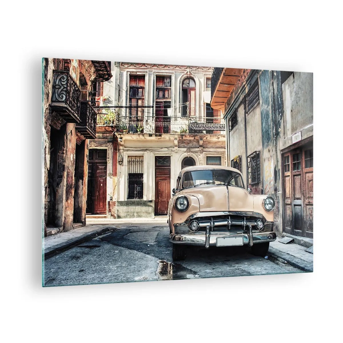 Üveg kép - Retro autó az óváros utcáján - 70x50cm - A szieszta Havannában - Modern fali dekoráció nappalihoz és hálószobához ARTTOR