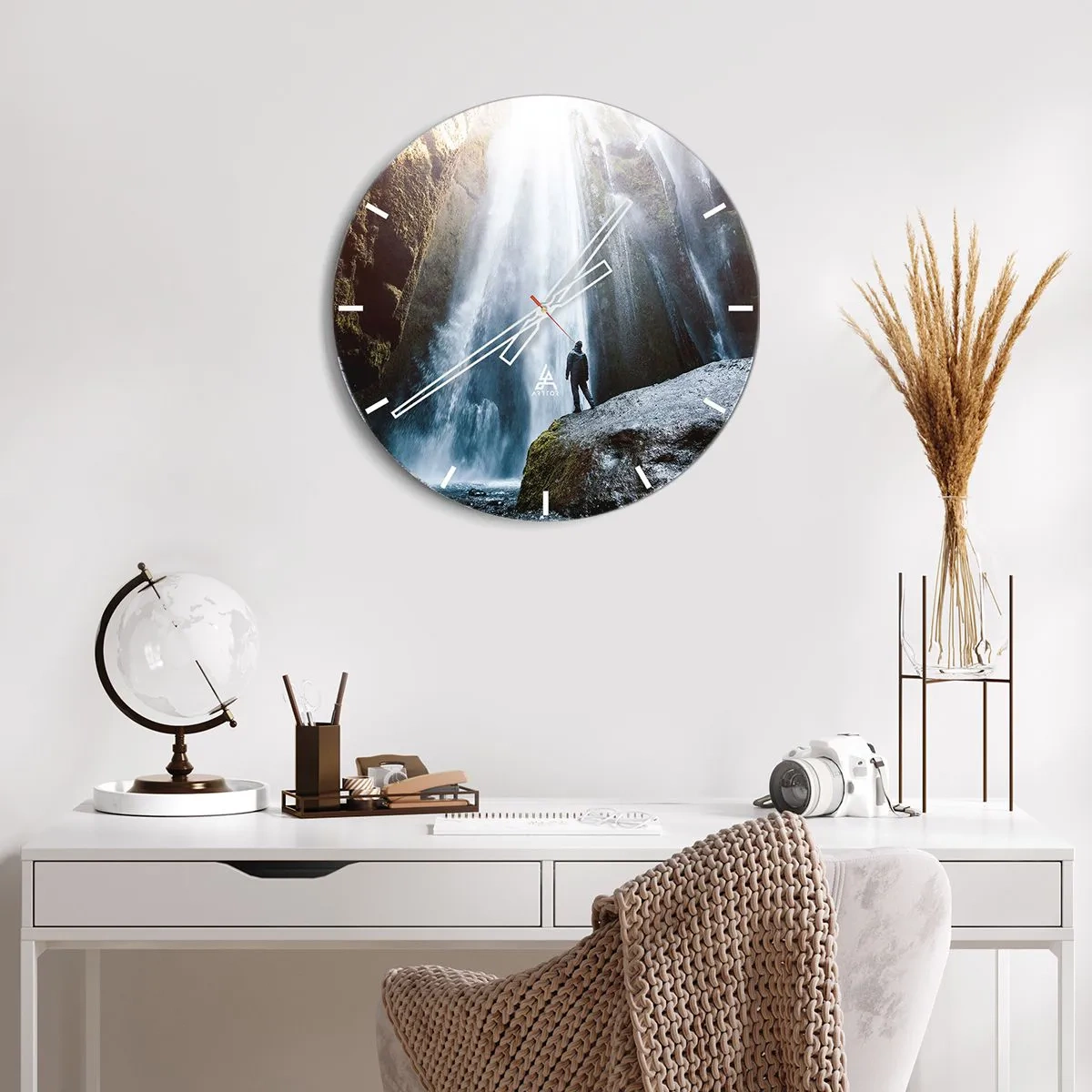 Falióra, Óra - Egy alak áll egy vízesés lábánál a napfényben - 30x30cm - Az arányok helyreállítása - Modern fali dekoráció nappalihoz, konyhához és hálószobához ARTTOR