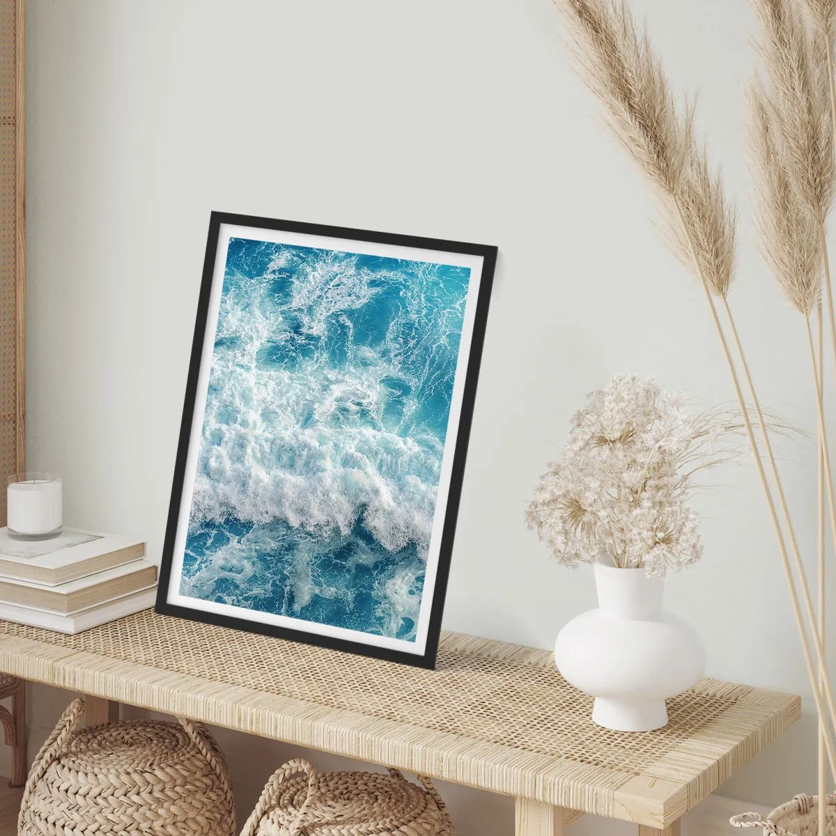 Poszter fehér keretben - Dinamikus tengerhullámok kék árnyalatokban - 50x70cm - Vidáman és ugrálva - Modern fali dekoráció nappalihoz és hálószobához ARTTOR