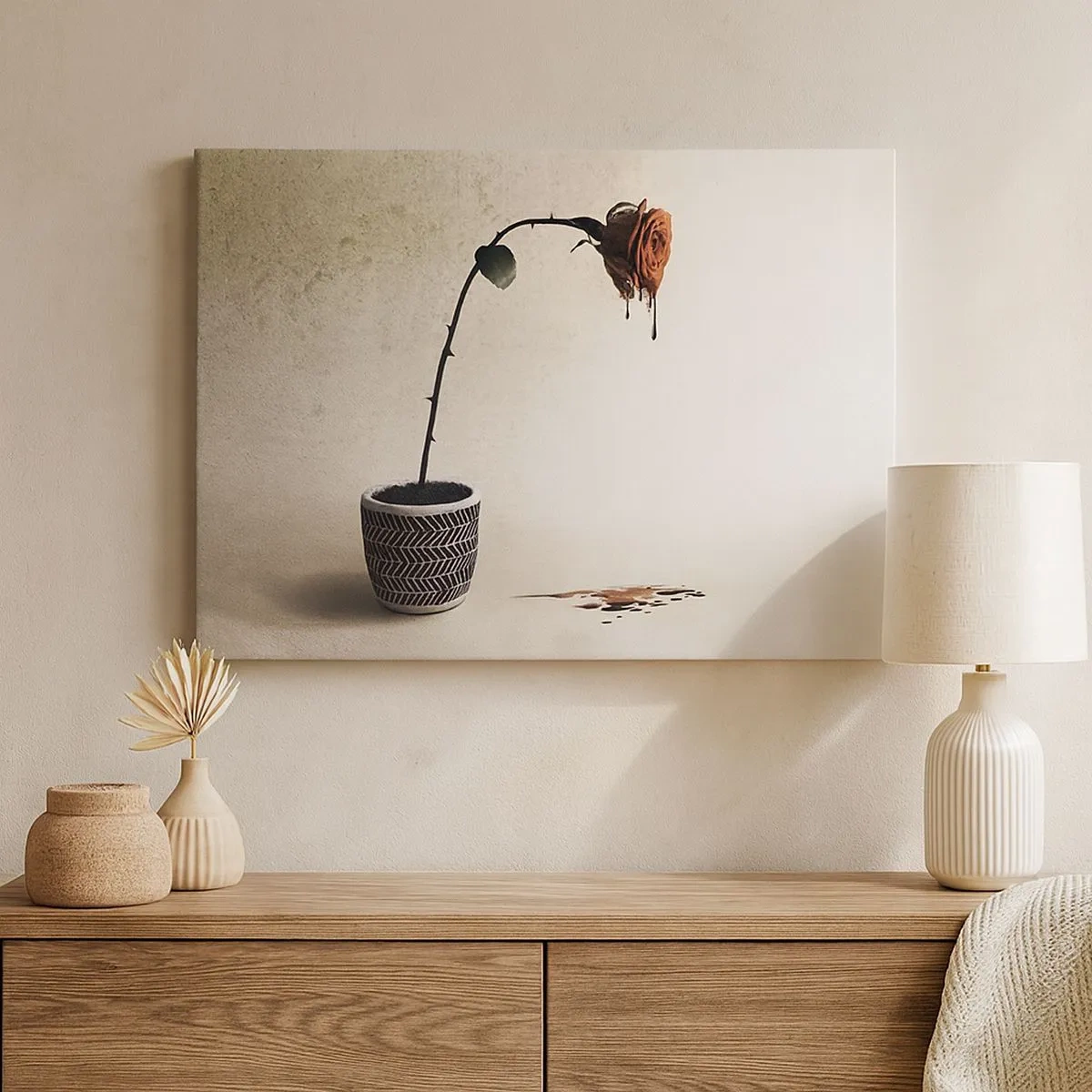 Vászonkép - Egy vörös rózsa egy cserépben, festékcseppekkel fehér alapon - 70x50cm - Rosa dolorosa - Modern fali dekoráció nappalihoz és hálószobához ARTTOR