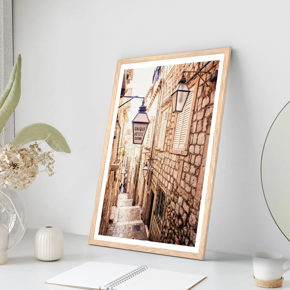 Poszter világos tölgy keretben - Egy bájos mellékutca - 70x100 cm