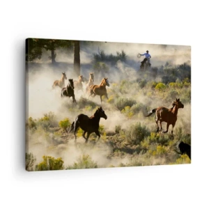 Vászonkép - Egy vadlócsorda vágtat át a poron és a növényzeten - 70x50cm - Rivalizálás – szabadság, vagy férfierő? - Modern fali dekoráció nappalihoz és hálószobához ARTTOR