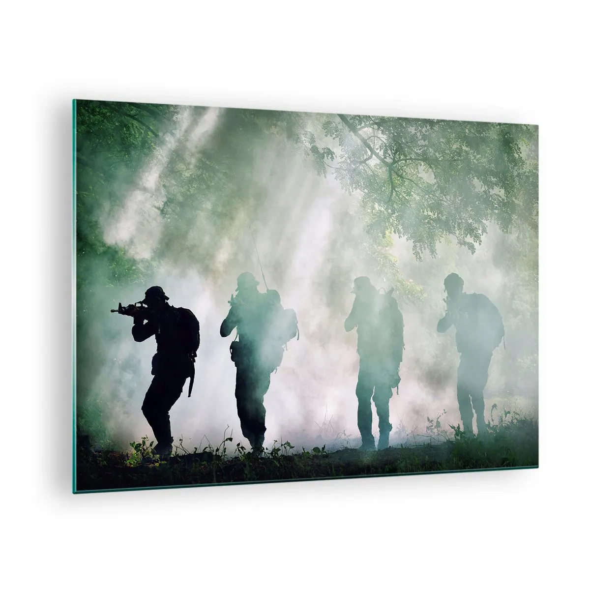 Üveg kép - Egy füstbe burkolózó katonacsoport, teljes készültségben sétálnak az erdőn keresztül - 70x50cm - Egy mindenkiért… - Modern fali dekoráció nappalihoz és hálószobához ARTTOR