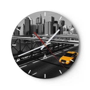 Falióra, Óra - Egy sárga taxi fekete-fehér városi háttér előtt - 30x30cm - Nagy város színei - Modern fali dekoráció nappalihoz, konyhához és hálószobához ARTTOR