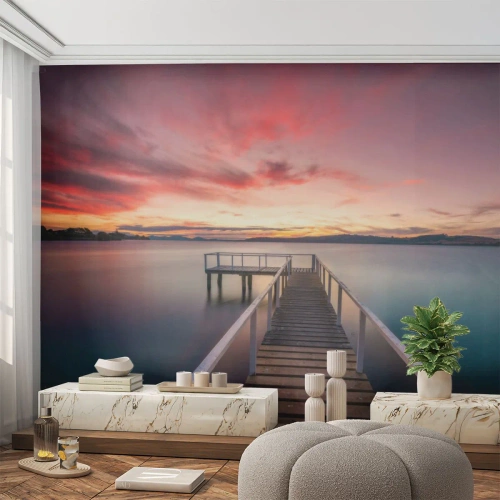 Fotótapéta Standard Eco - Az este szelíd lángja - Tájkép, Napnyugta, Fa móló - 450x315 cm