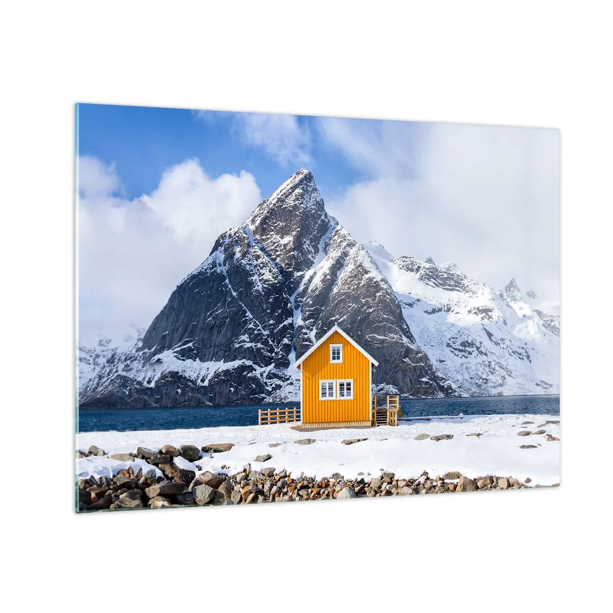 Üveg kép - Egy sárga házikó egy fjordon, a háttérben hófödte hegyekkel - 70x50cm - Skandináv nyaralás - Modern fali dekoráció nappalihoz és hálószobához ARTTOR