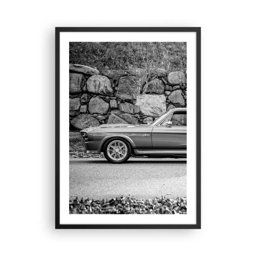 Poszter fehér keretben - Fekete-fehér klasszikus autó egy kőfalnak támaszkodva - 50x70cm - A 60-as évek legendája - Modern fali dekoráció nappalihoz és hálószobához ARTTOR