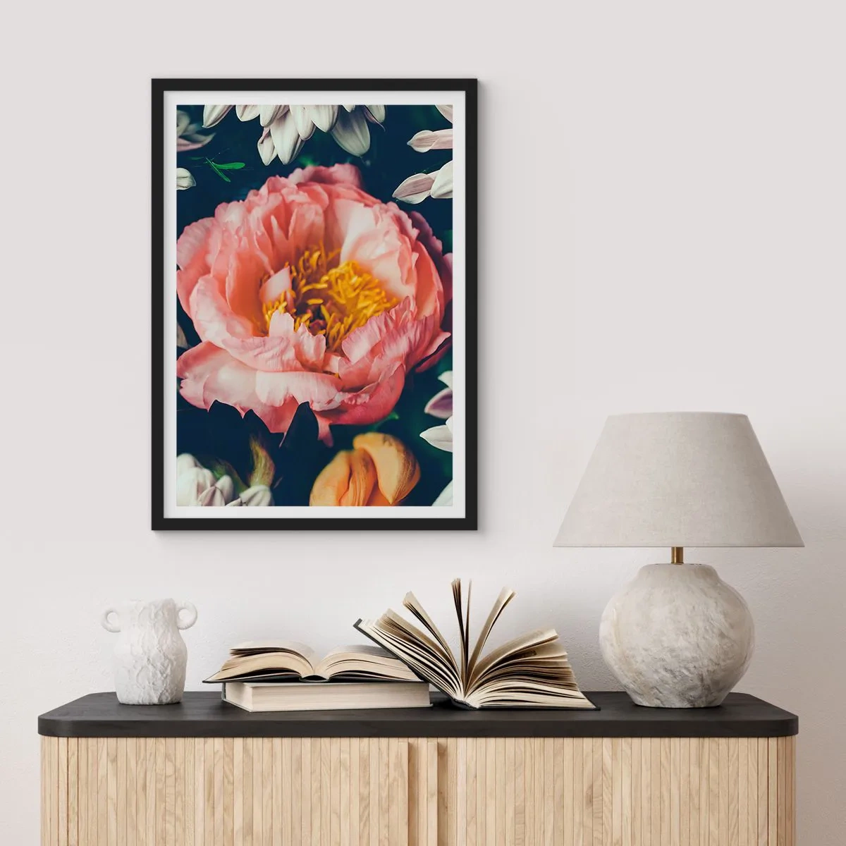 Poszter fehér keretben - Egy rózsaszín virág sárga közepével, amelyet más virágok vesznek körül - 50x70cm - Barokk pompával - Modern fali dekoráció nappalihoz és hálószobához ARTTOR