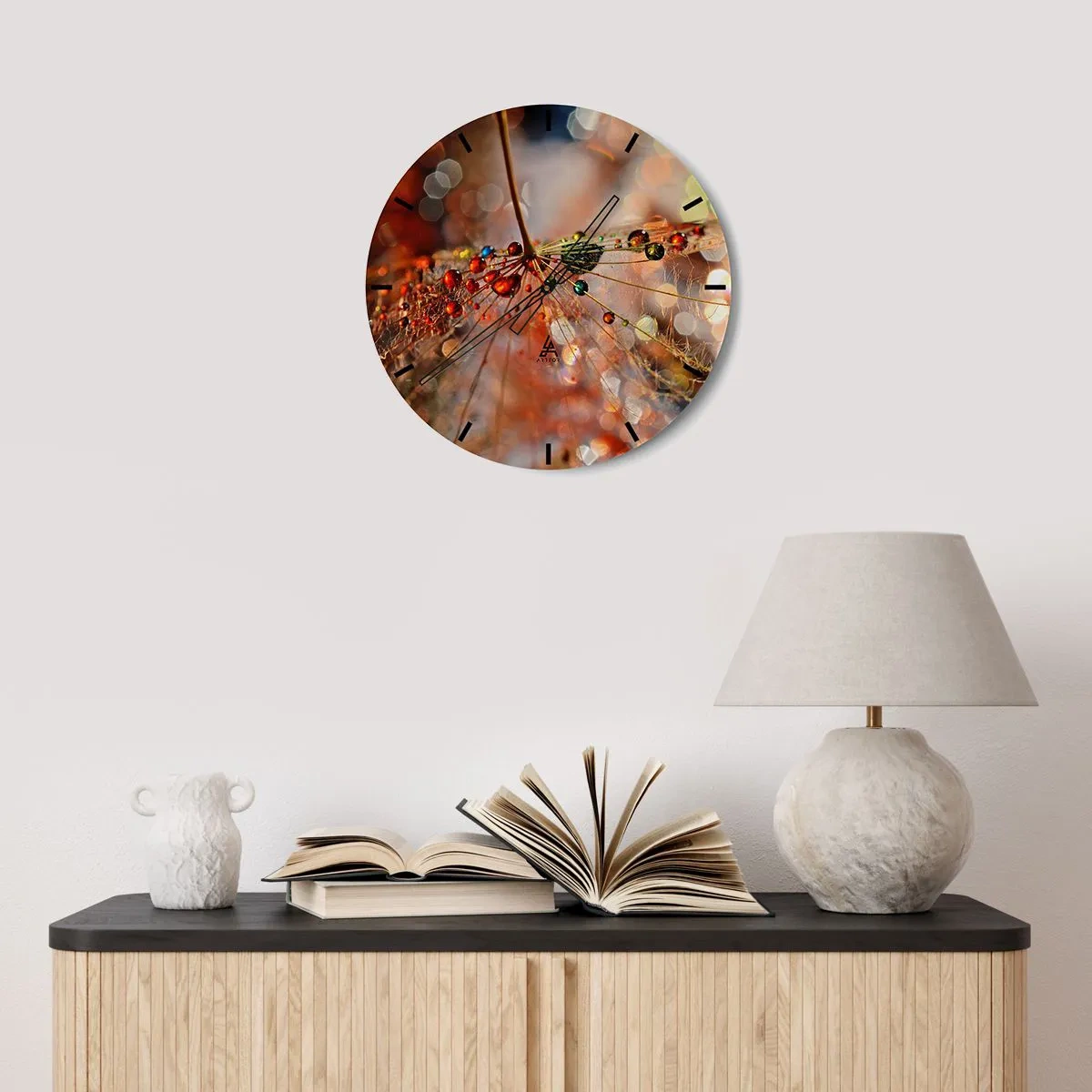 Falióra, Óra - Harmatcseppek pókhálón a reggeli fényben - 30x30cm - Pókszálra fűzve - Modern fali dekoráció nappalihoz, konyhához és hálószobához ARTTOR