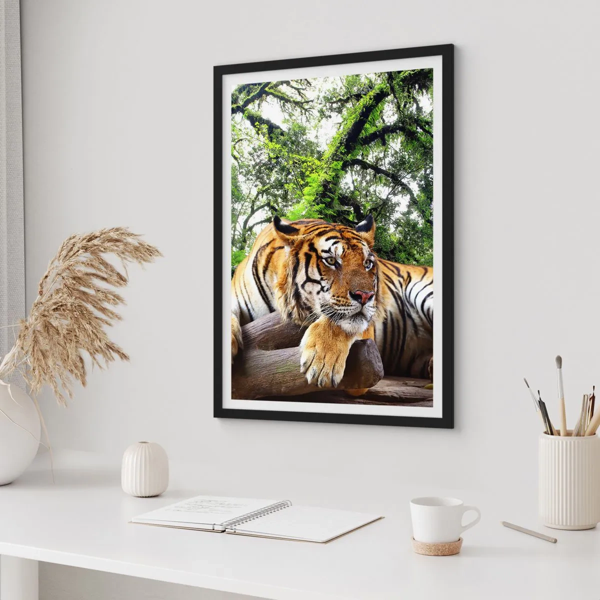 Poszter fehér keretben - Egy tigris pihen a zöld fák között - 50x70cm - Tisztelettel - Modern fali dekoráció nappalihoz és hálószobához ARTTOR