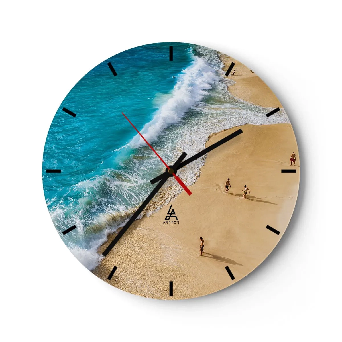 Falióra, Óra - Egy homokos tengerpart türkizkék hullámokkal és sétáló emberekkel - 30x30cm - Aztán a nap, a tengerpart... - Modern fali dekoráció nappalihoz, konyhához és hálószobához ARTTOR