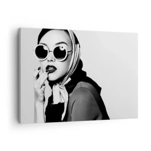 Vászonkép - Fekete-fehér portré egy szemüveges, fejkendős nőről - 70x50cm - Üdvözlet a 60-as évekből - Modern fali dekoráció nappalihoz és hálószobához ARTTOR