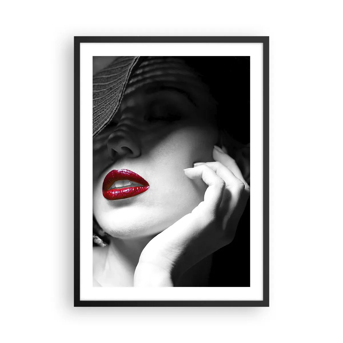 Poszter fehér keretben - Portré egy nőről kalapban, piros ajkakkal - 50x70cm - Egy tanulmány Scarletben - Modern fali dekoráció nappalihoz és hálószobához ARTTOR