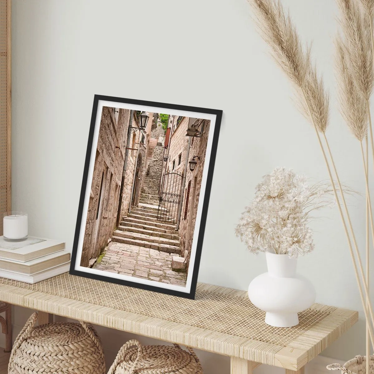 Poszter fehér keretben - Egy kővel borított utca történelmi lépcsőkkel és lámpásokkal - 50x70cm - Varázslatos régi sikátor - Modern fali dekoráció nappalihoz és hálószobához ARTTOR