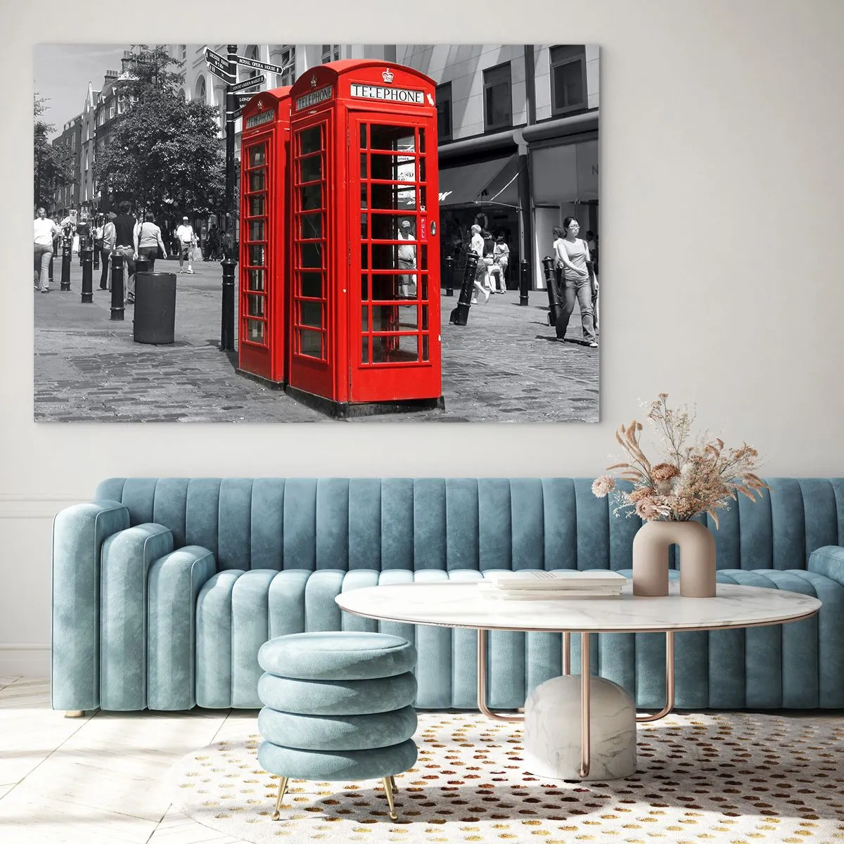Üveg kép - Piros telefonfülkék egy londoni utcán - 70x50cm - Piros telefonfülkék - Modern fali dekoráció nappalihoz és hálószobához ARTTOR