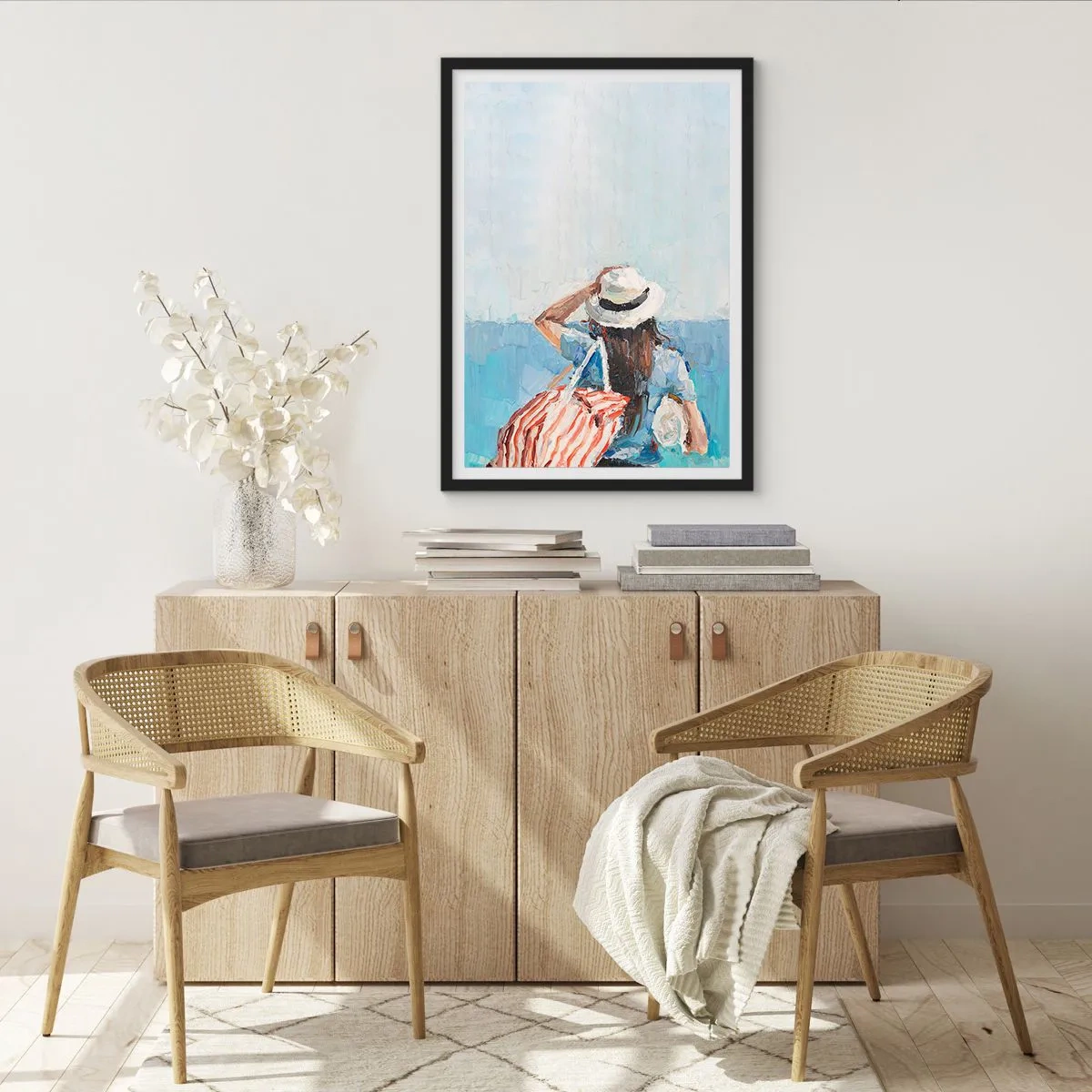 Poszter fehér keretben - Egy kalapos nő a tengerre néz - 50x70cm - Üdvözöljük a nyaraláson - Modern fali dekoráció nappalihoz és hálószobához ARTTOR