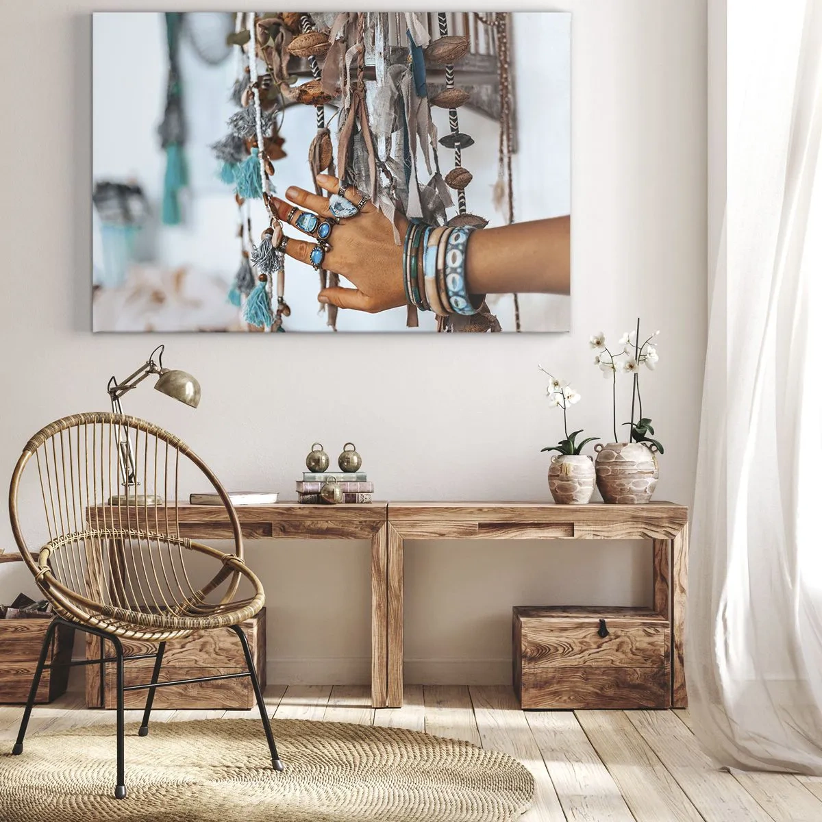 Vászonkép - Egy kéz, melyet bohém ékszerek díszítenek, háttérben dekorációkkal - 70x50cm - Helyi kincsek - Modern fali dekoráció nappalihoz és hálószobához ARTTOR
