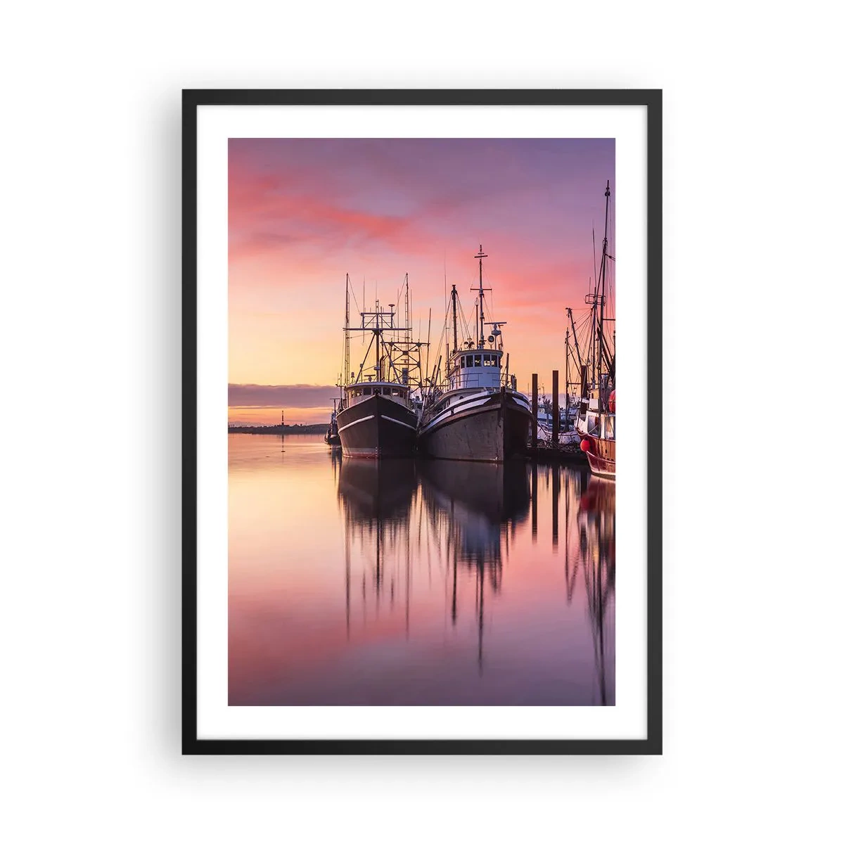 Poszter fehér keretben - Halászhajók a kikötőben naplementekor - 50x70cm - Másnap előtt - Modern fali dekoráció nappalihoz és hálószobához ARTTOR