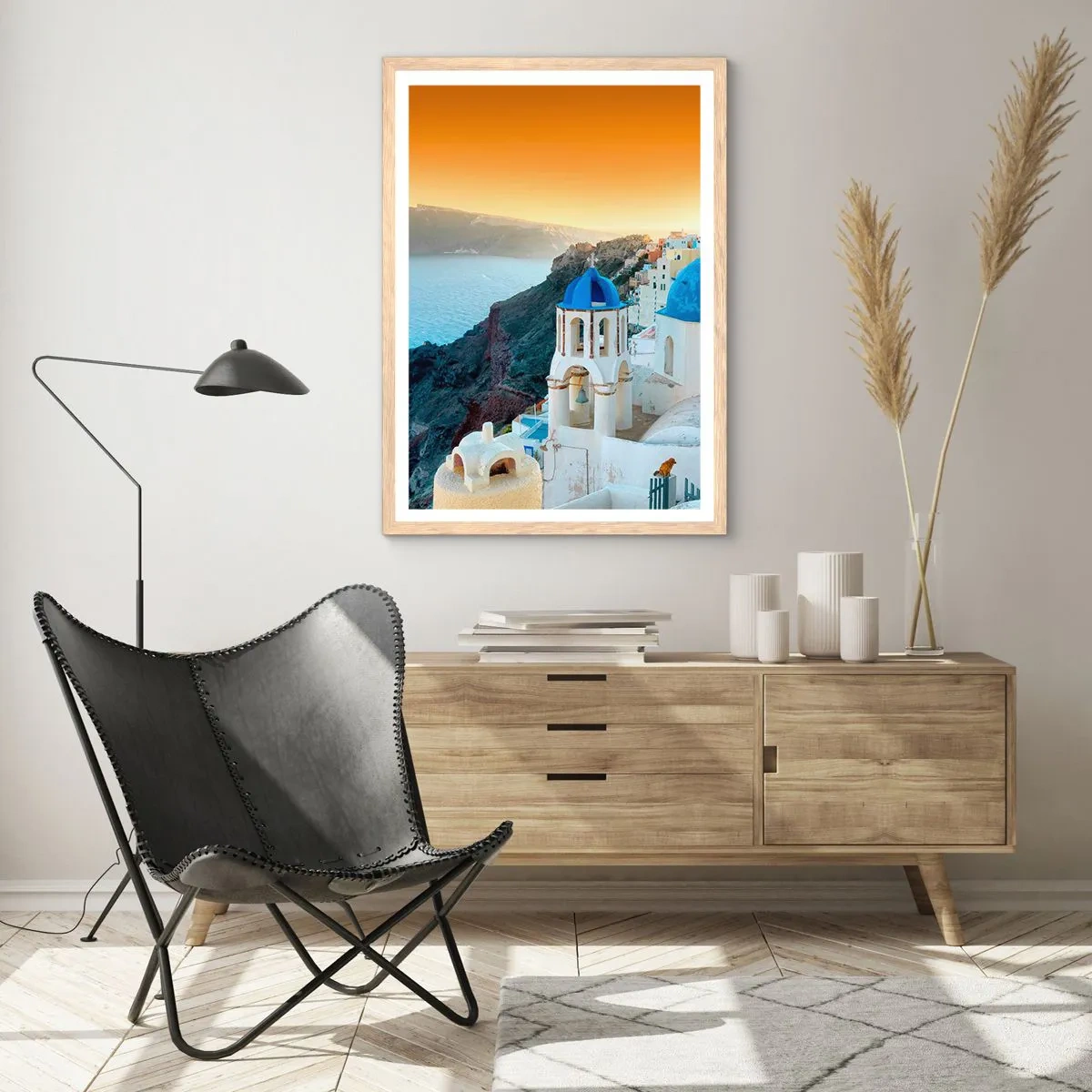 Poszter világos tölgy keretben - Santorini – rásimulva a sziklákra - 50x70 cm