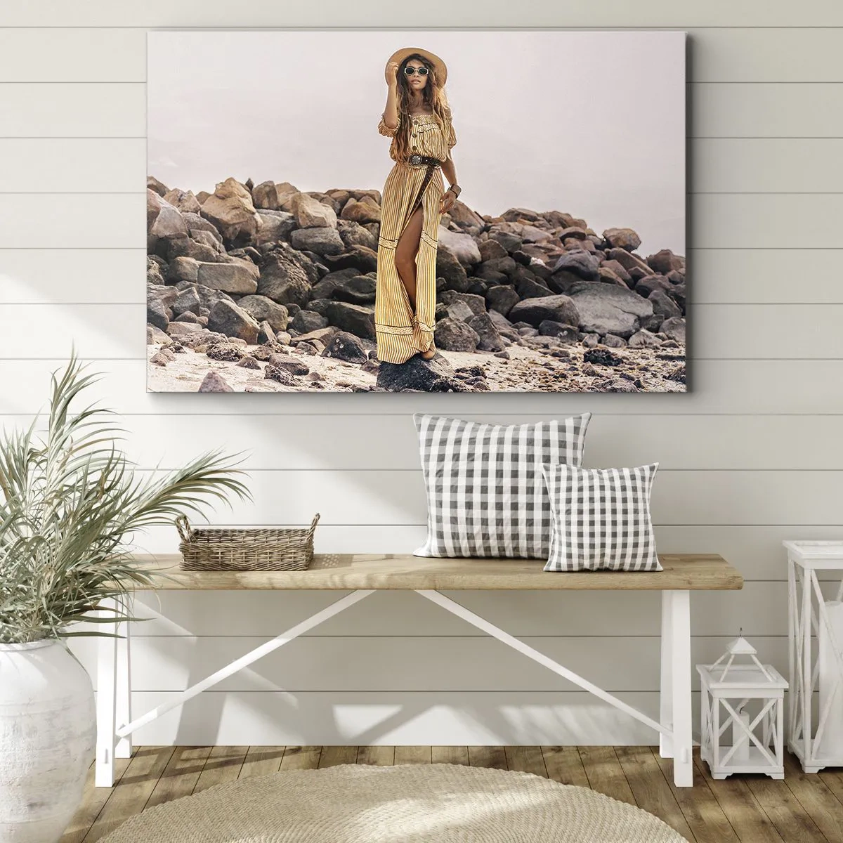 Vászonkép - Egy nő bohém stílusban, sziklás tengerparti háttér előtt - 70x50cm - A kövek varázsa - Modern fali dekoráció nappalihoz és hálószobához ARTTOR