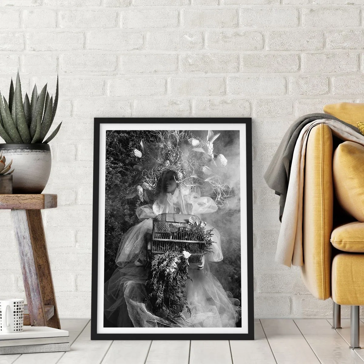 Poszter fehér keretben - Egy természettel körülvett, ruhás nő egy fekete-fehér fényképen - 50x70cm - Maga az Anya – Természet - Modern fali dekoráció nappalihoz és hálószobához ARTTOR