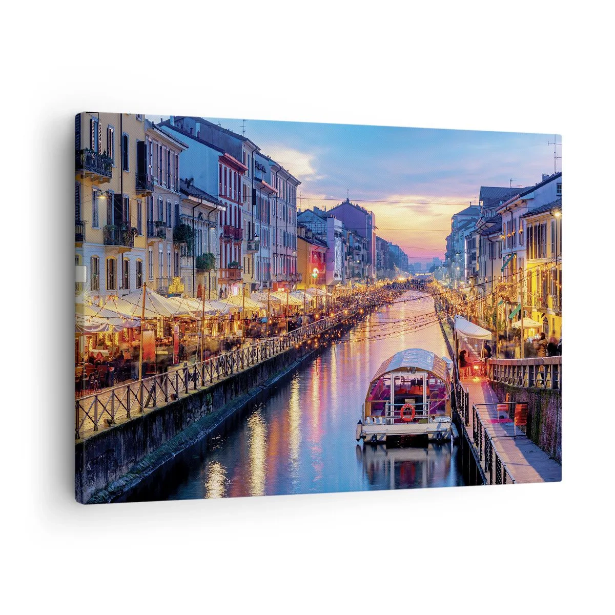 Vászonkép - Egy színes épületekkel körülvett, kivilágított csatorna - 70x50cm - Fény és öröm estéje - Modern fali dekoráció nappalihoz és hálószobához ARTTOR
