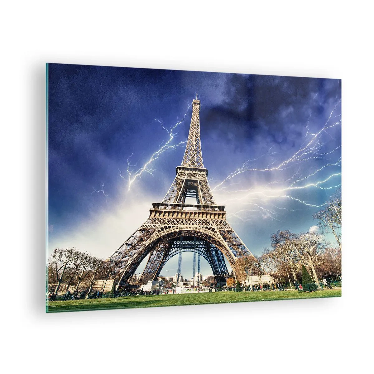 Üveg kép - Az Eiffel-torony villámlással körülvéve egy felhős napon - 70x50cm - A viharok uralkodója - Modern fali dekoráció nappalihoz és hálószobához ARTTOR