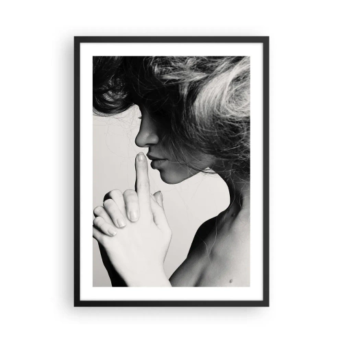 Poszter fehér keretben - Portré egy nőről, aki hallgatást fejez ki - 50x70cm - Magára hallgatva - Modern fali dekoráció nappalihoz és hálószobához ARTTOR