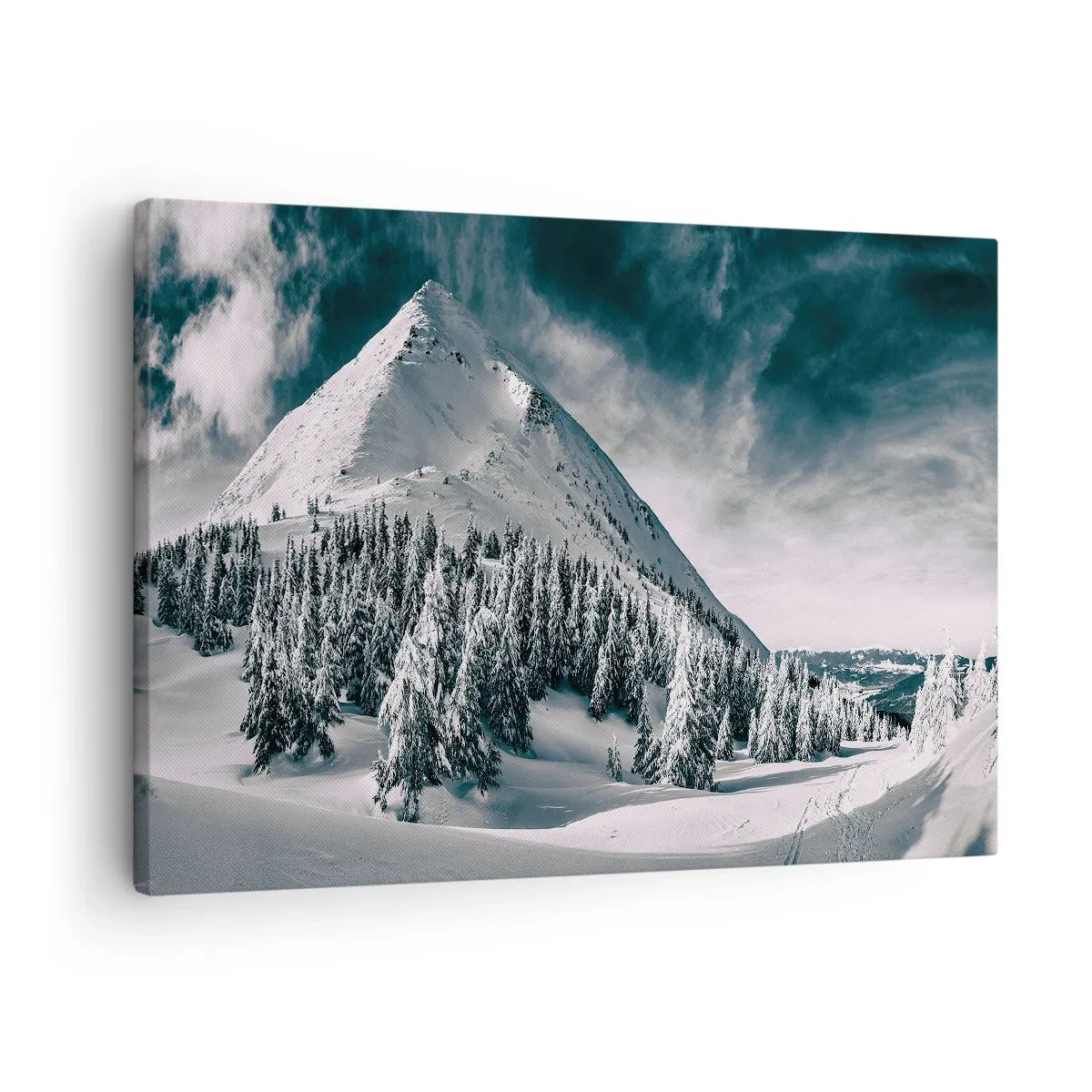 Vászonkép - Egy hófödte hegycsúcs, amelyet téli erdő vesz körül - 70x50cm - A hó és a jég országa - Modern fali dekoráció nappalihoz és hálószobához ARTTOR