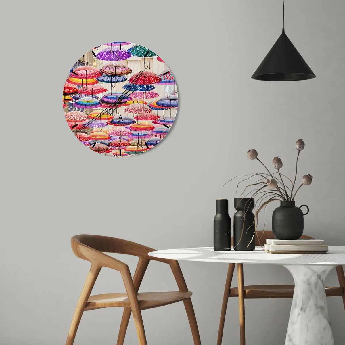 Falióra, Óra - Színes napernyők lógnak az utcán - 30x30cm - Városi rét - Modern fali dekoráció nappalihoz, konyhához és hálószobához ARTTOR