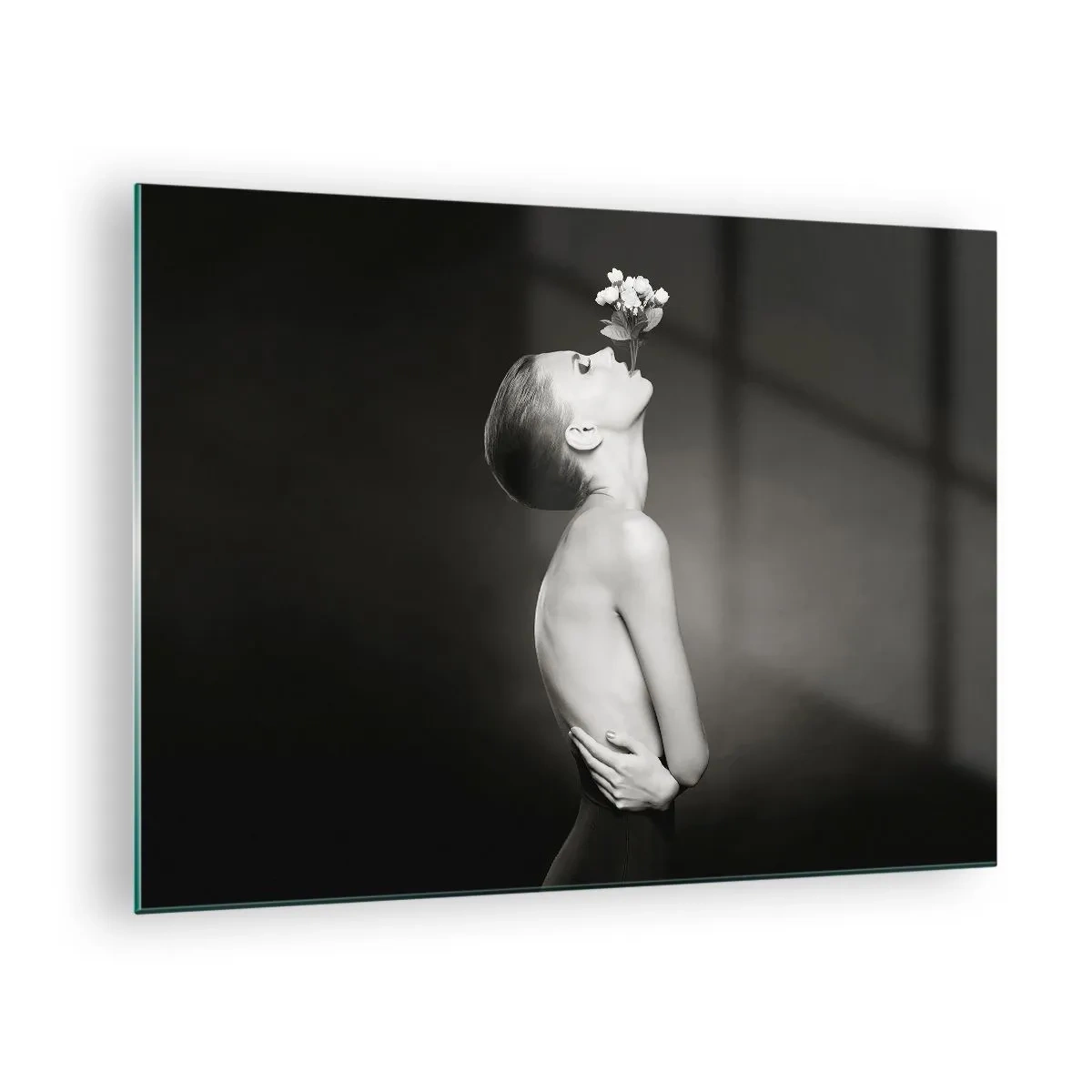Üveg kép - Egy nő virággal a szájában, fekete-fehér portré - 70x50cm - Excentrikus elegancia - Modern fali dekoráció nappalihoz és hálószobához ARTTOR