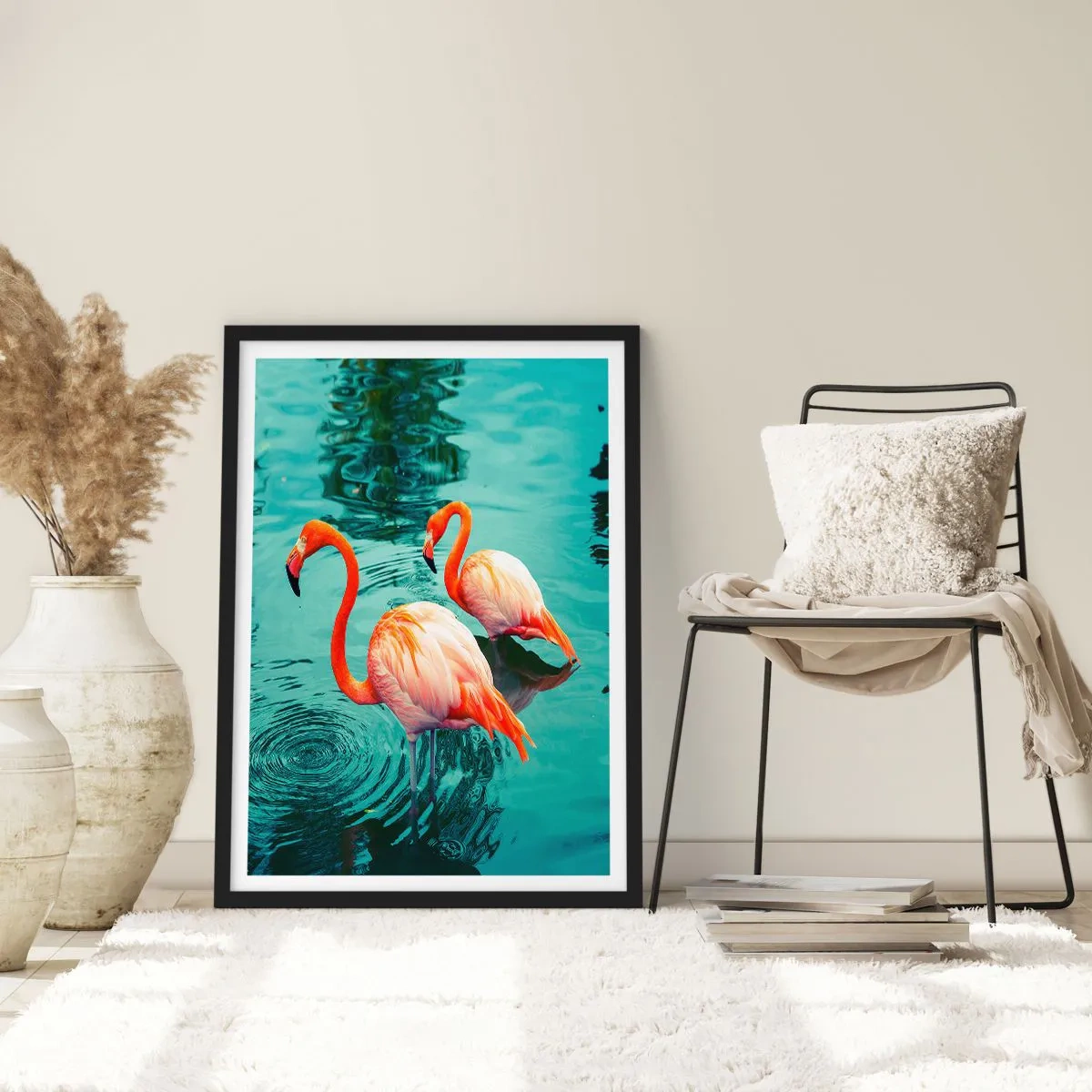 Poszter fehér keretben - Két flamingó a nyugodt víz hátterében - 50x70cm - Most divatban vagyunk - Modern fali dekoráció nappalihoz és hálószobához ARTTOR