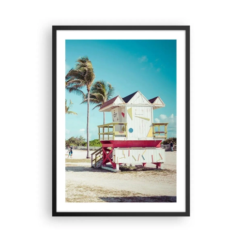 Poszter fehér keretben - Egy színes vízimentő áll a pálmafákkal és kék éggel borított strandon - 50x70cm - Gyönyörű nap vár rád - Modern fali dekoráció nappalihoz és hálószobához ARTTOR