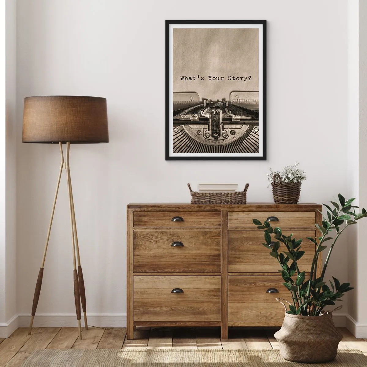 Poszter fehér keretben - Egy régi írógép, amelyre a „Mi a történeted?” felirat van írva. - 50x70cm - Meséld el - Modern fali dekoráció nappalihoz és hálószobához ARTTOR