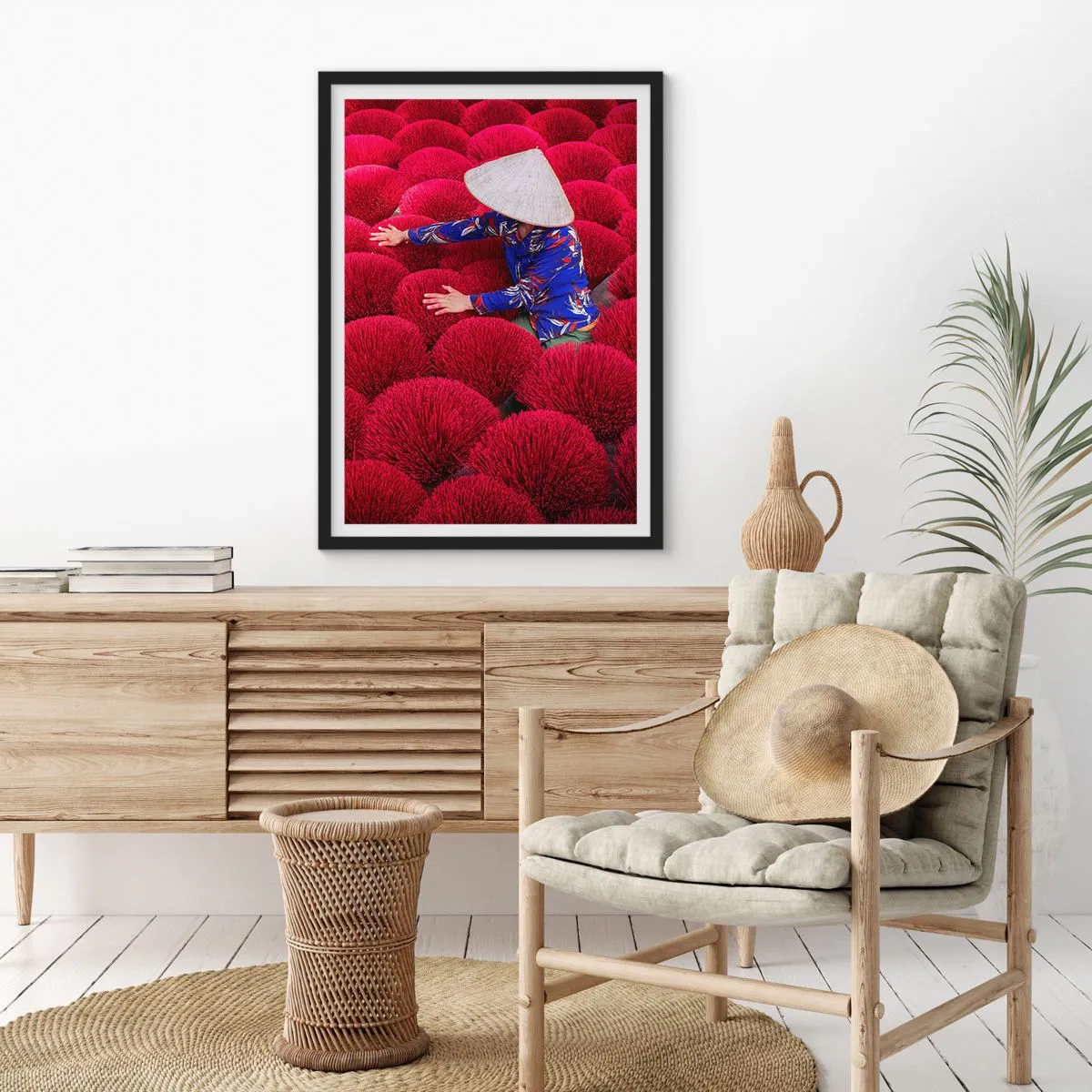 Poszter fehér keretben - Egy kalapos alak piros füstölőpálcikák hátterében - 50x70cm - A rizsföldön - Modern fali dekoráció nappalihoz és hálószobához ARTTOR