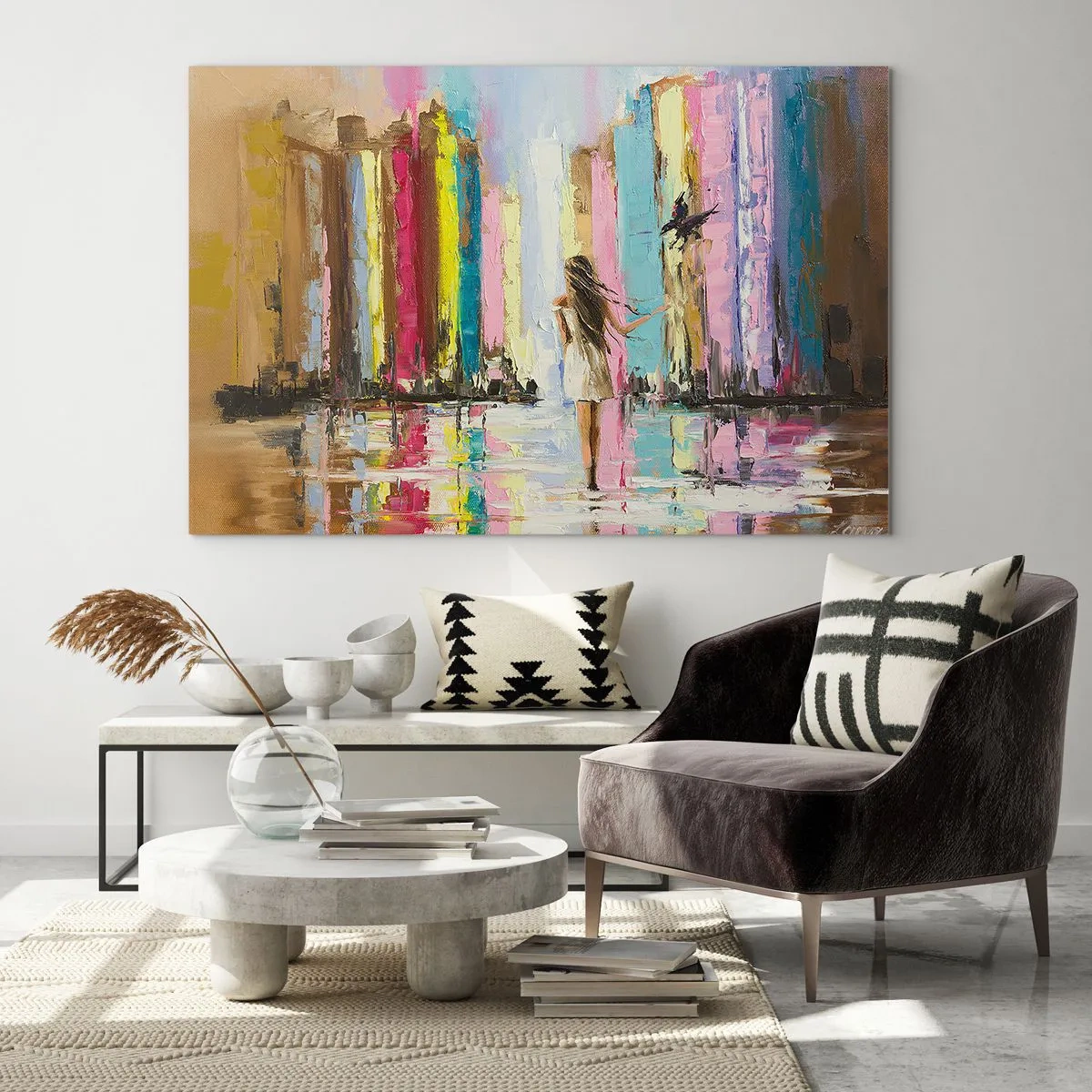 Üveg kép - Egy nő egy madárral a színes épületek hátterében - 70x50cm - Kövessél - Modern fali dekoráció nappalihoz és hálószobához ARTTOR