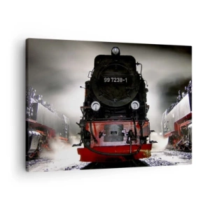 Vászonkép - Egy gőzmozdony, amelyet gőz vesz körül sötét égbolt előtt, hangulatos környezetben - 70x50cm - Áll és zihál, zihál és fúj - Modern fali dekoráció nappalihoz és hálószobához ARTTOR