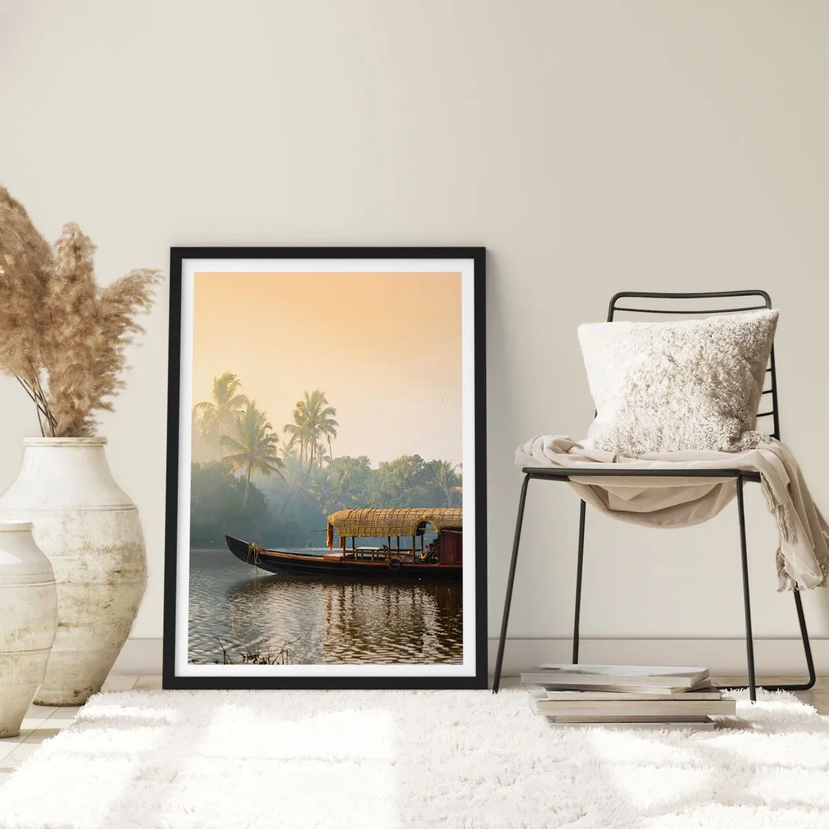 Poszter fehér keretben - Hagyományos hajó egy folyón pálmafák között naplementekor - 50x70cm - Ház a folyón - Modern fali dekoráció nappalihoz és hálószobához ARTTOR