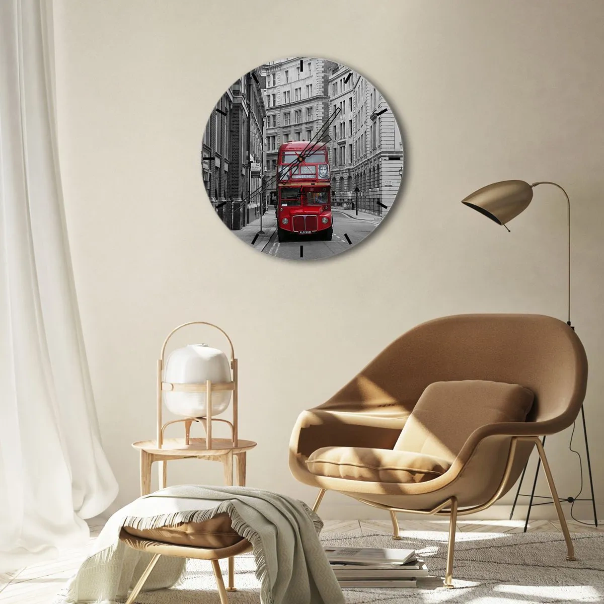 Falióra, Óra - Egy piros busz fekete-fehér épületek hátterében. - 30x30cm - A mindennapi életnek nem kell szürkének lennie - Modern fali dekoráció nappalihoz, konyhához és hálószobához ARTTOR