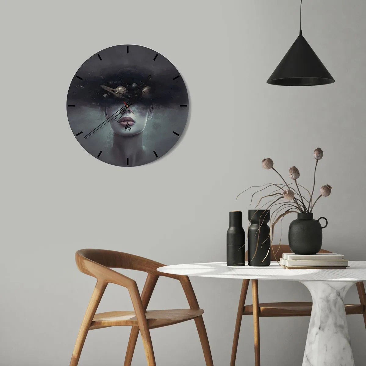 Falióra, Óra - Bolygóknak egy kozmikus kompozíciója egy nő fejében sötét háttér előtt. - 30x30cm - És a bolygók megvadulnak... - Modern fali dekoráció nappalihoz, konyhához és hálószobához ARTTOR
